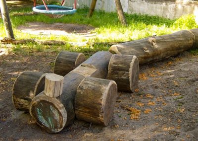 Holzzug aus Baumstämmen