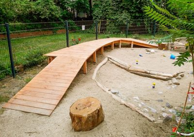 Holzrampe auf einer Kindergartenspielfläche
