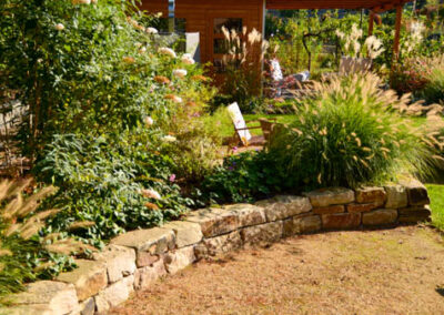Garten mit Trockenmauer aus Naturstein